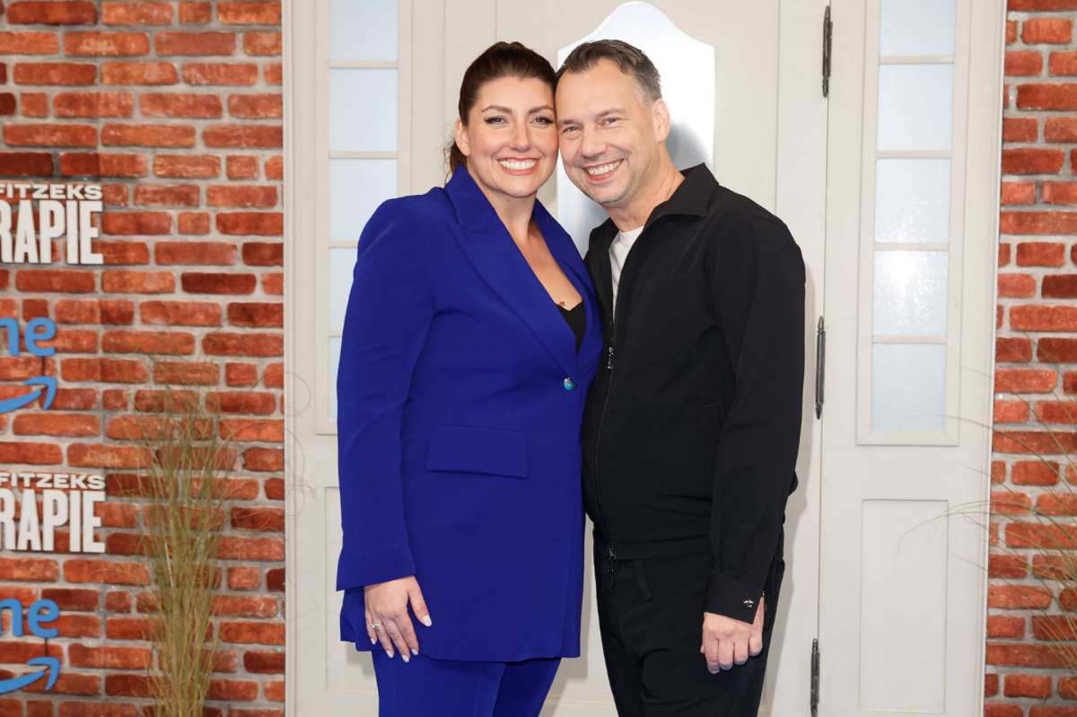 Sebastian und Linda Fitzek stehen nebeneinander