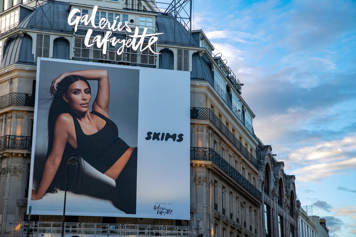 Ein SKIMS-Poster mit Kim Kardashian an der 'Galeries Lafayette' in Paris