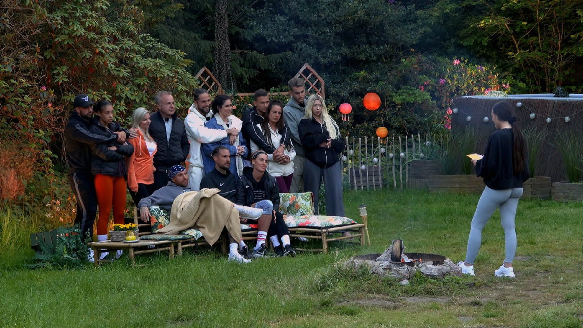 "Sommerhaus der Stars" 2023 - Gruppenbild beim Lagerfeuer