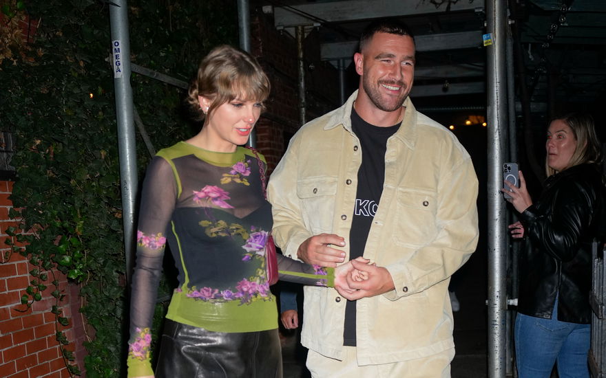 Taylor Swift und Travis Kelce halten Händchen