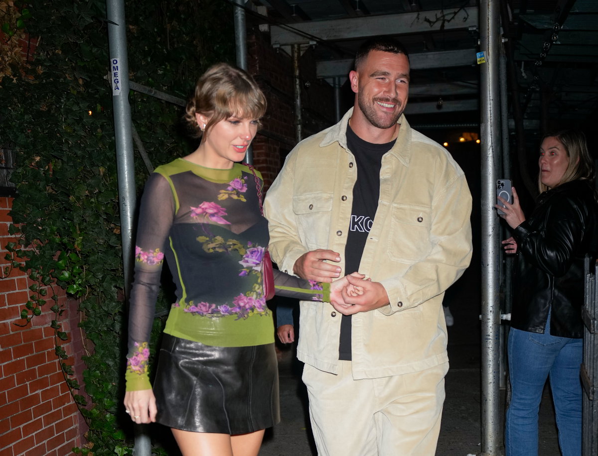 Taylor Swift und Travis Kelce halten Händchen