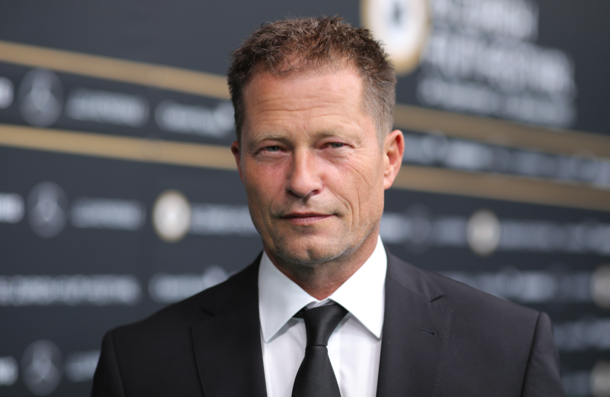 Til Schweiger lächelt leicht