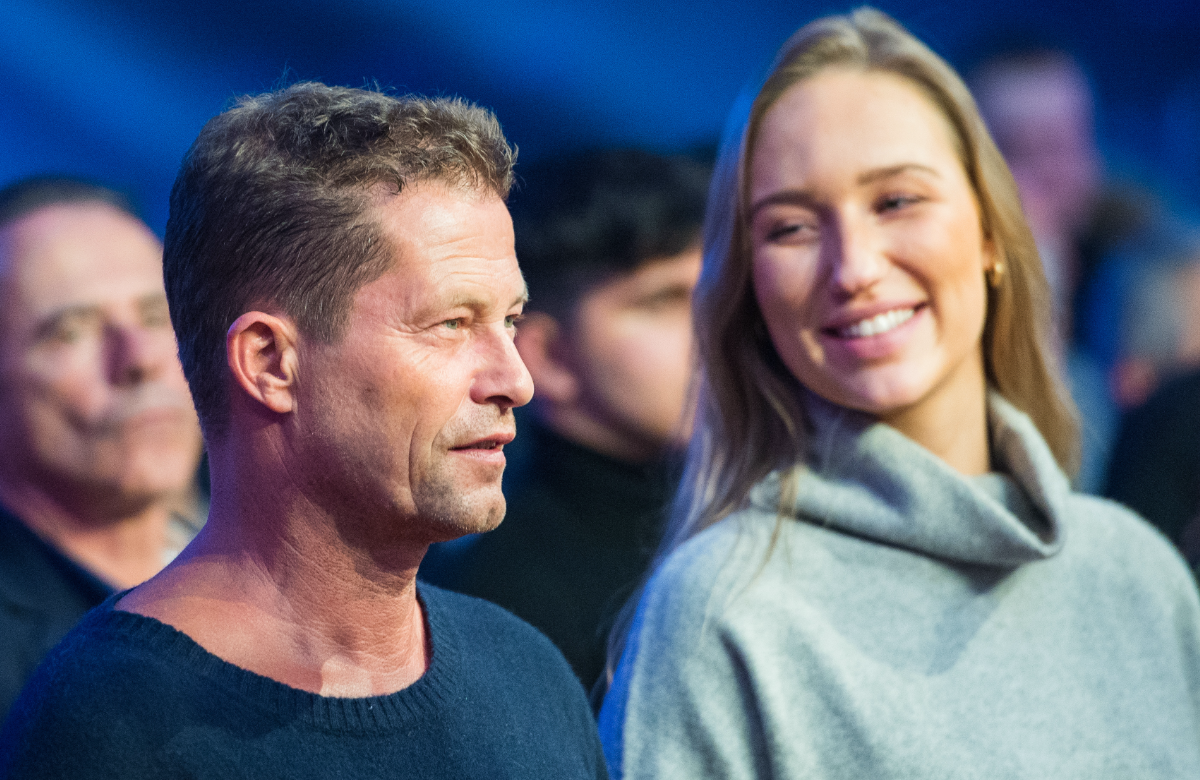 Til Schweiger und Sandra Biehl sitzen nebeneinander