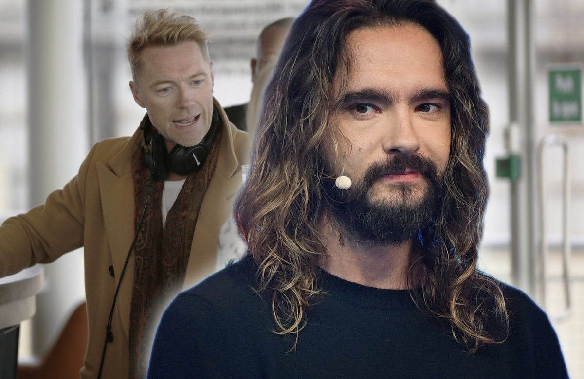Tom Kaulitz sieht ernst aus, Ronan Keating unterhält sich angeregt