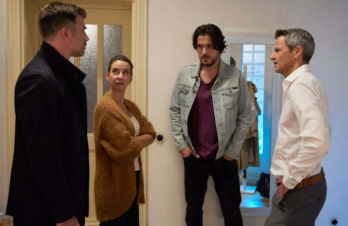 "Unter uns": Dominic, Ute, Jakob und Benedikt stehen im Kreis