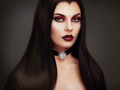 Vampir schminken: Make-up für den richtigen Biss