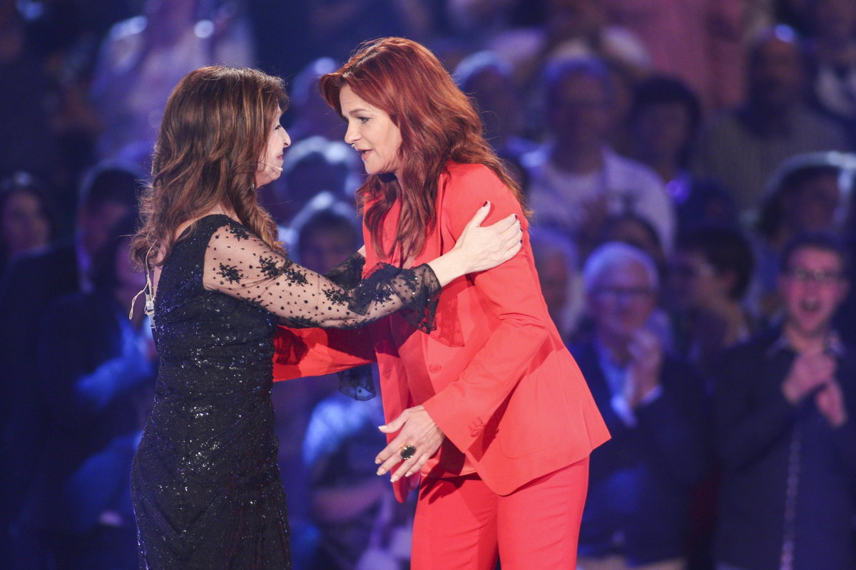 Vicky Leandros nimmt Andrea Berg in den Arm