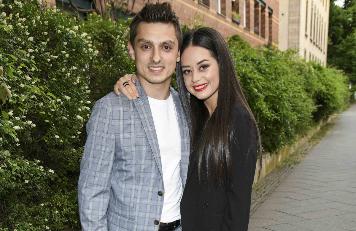 Zsolt Sándor Cseke und Malika Dzumaev posieren Arm in Arm
