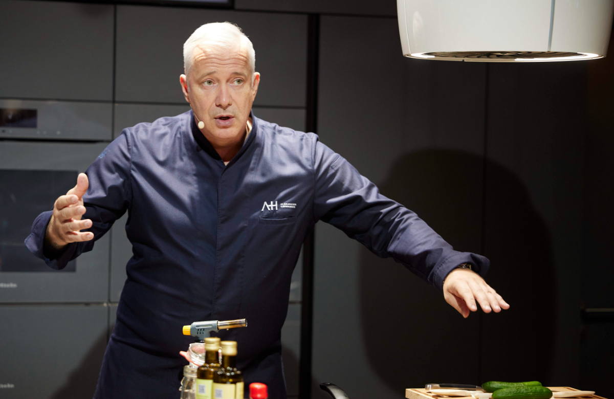 Alexander Herrmann beim Kochen auf der Messe IFA
