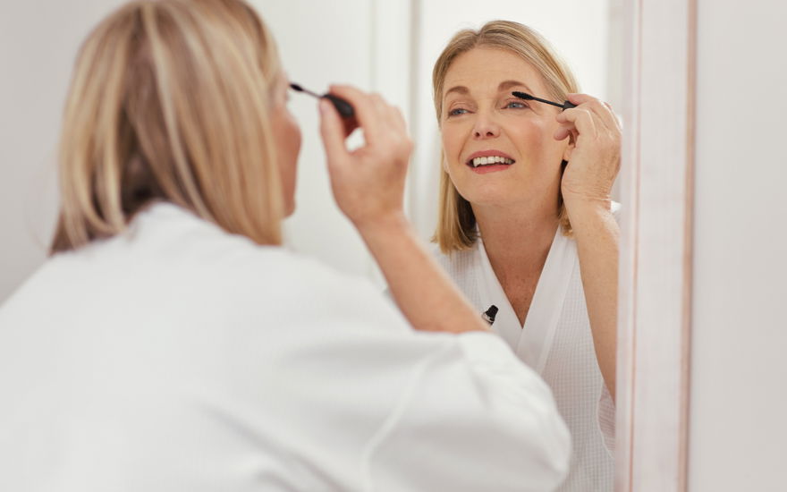 Frau mit Mascara-Hacks