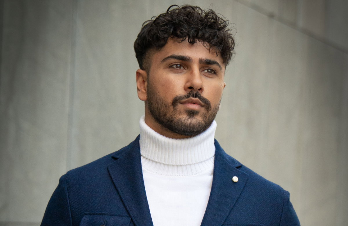 Amir Hosseiny schaut zur Seite