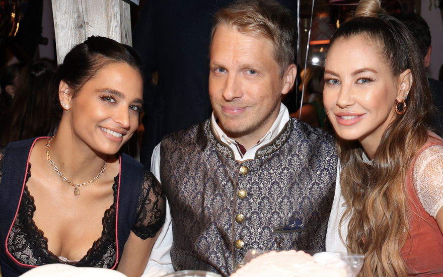 Amira und Oliver Pocher mit Sandy Meyer-Wölden auf dem Oktoberfest, 2022.