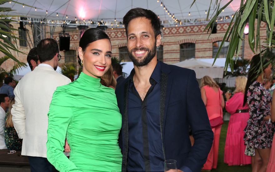 Amira Pocher und Hima Aly stehen nebeneinander und strahlen