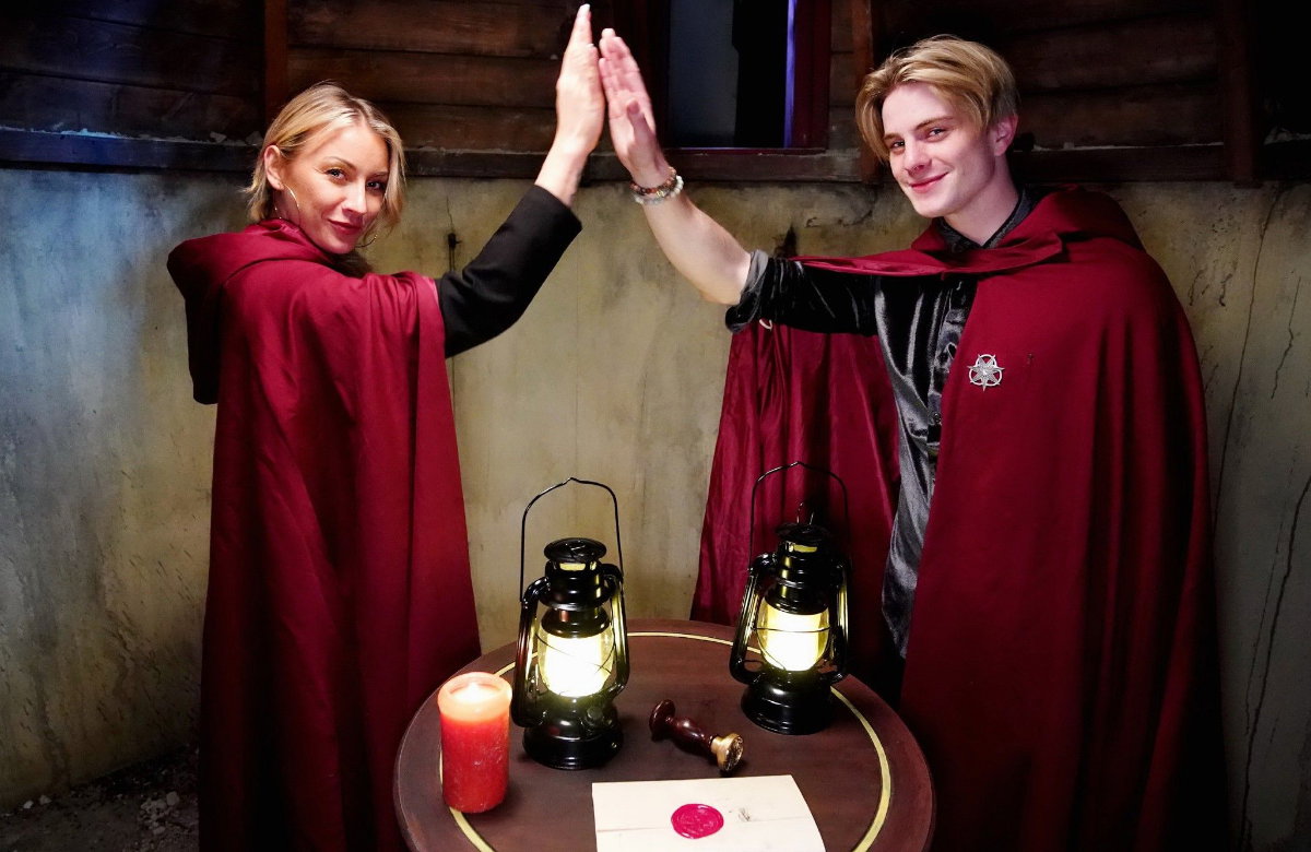 Anna-Carina Woitschack und Vincent Gross machen einen High-Five bei "Die Verräter"