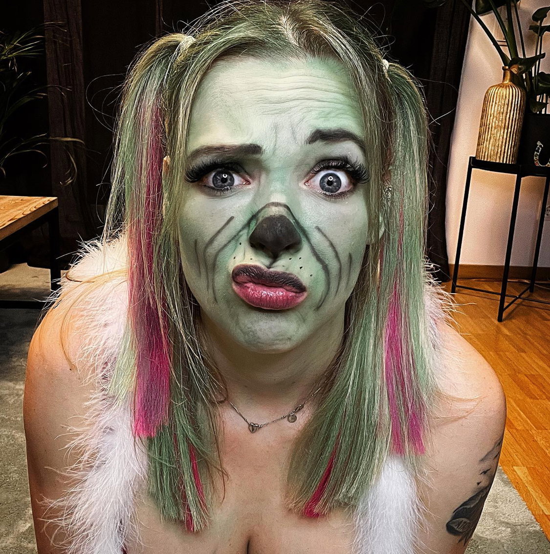 Anne Wünsche ist als Grinch geschminkt