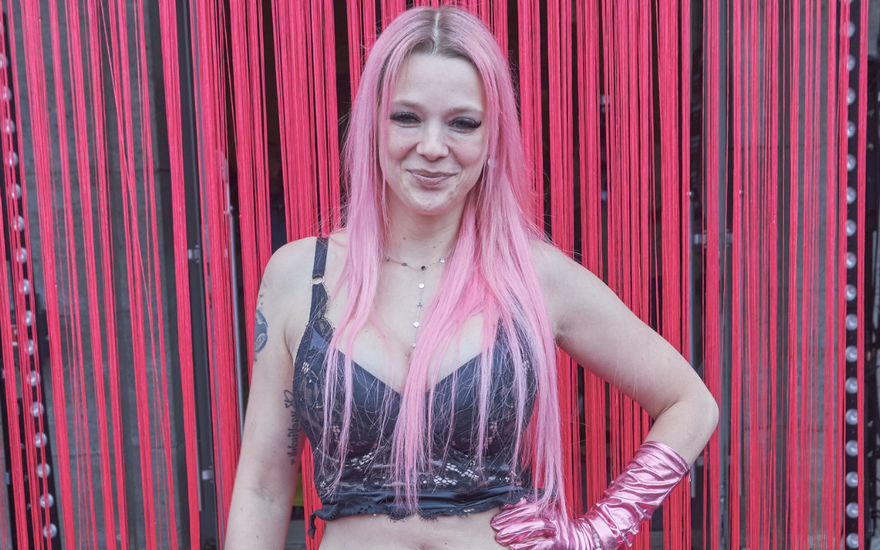 Anne Wünsche mit pinken Haaren