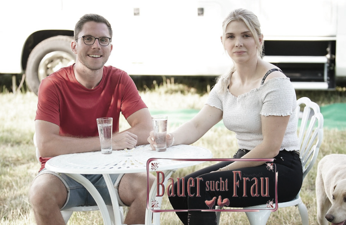 "Bauer sucht Frau" Lucas und Carolin bei der Hofwoche vor dem Wohnmobil