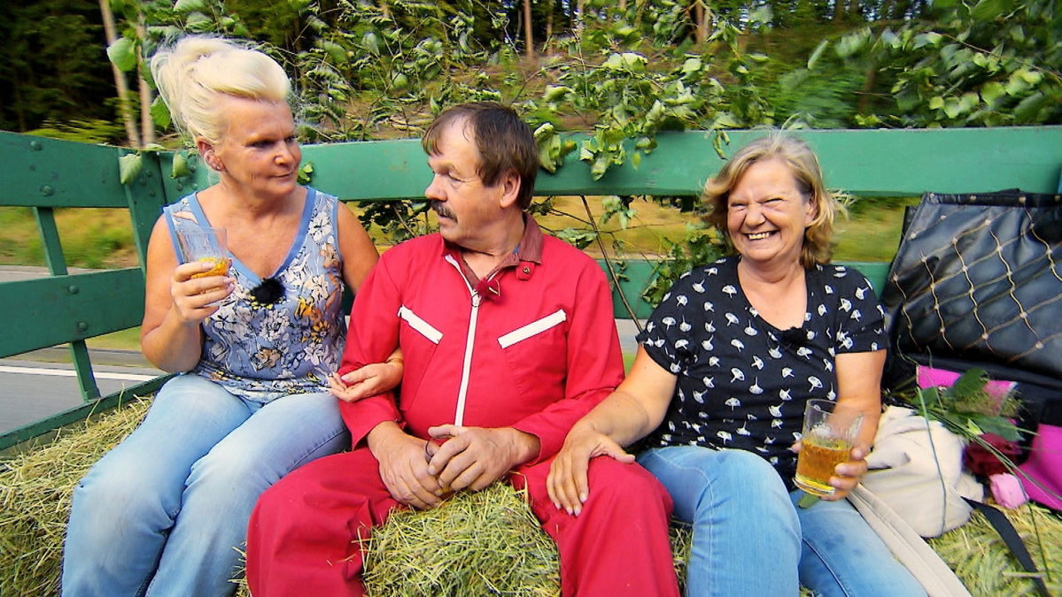 "Bauer sucht Frau" 2023: Siegfried mit seinen Hofdamen Patricia und Simone