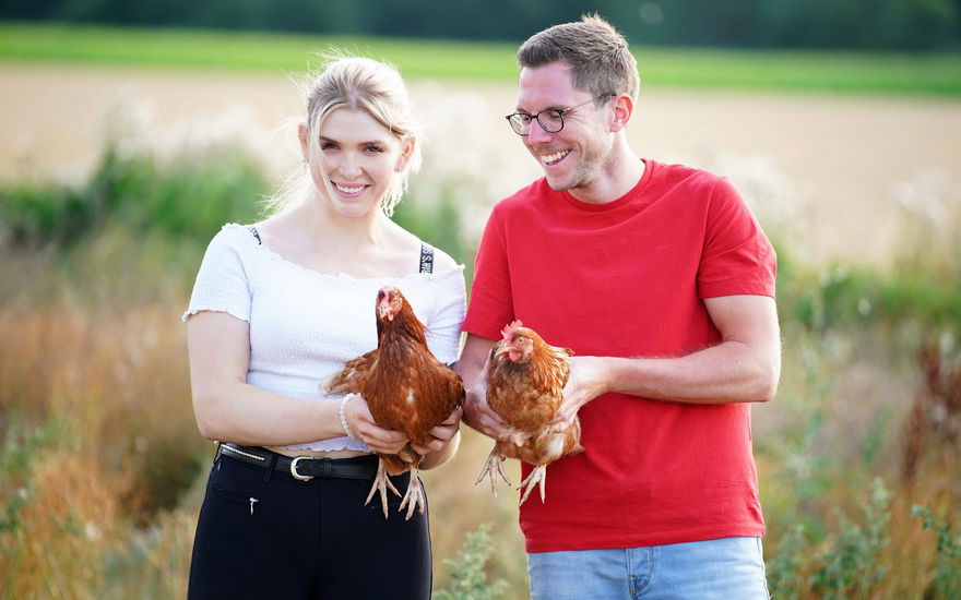 "Bauer sucht Frau" Staffel 19 - Carolin und Lucas bei der Hofwoche mit Hühnern
