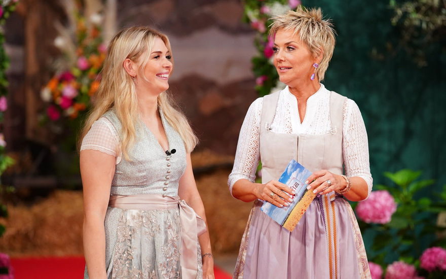 "Bauer sucht Frau" 2023 Staffel 19 - Scheunenfest mit Carolin und Inka Bause