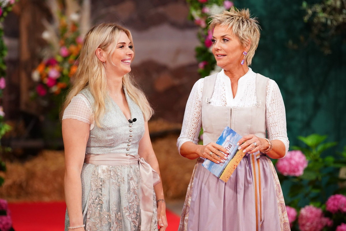 "Bauer sucht Frau" 2023 Staffel 19 - Scheunenfest mit Carolin und Inka Bause