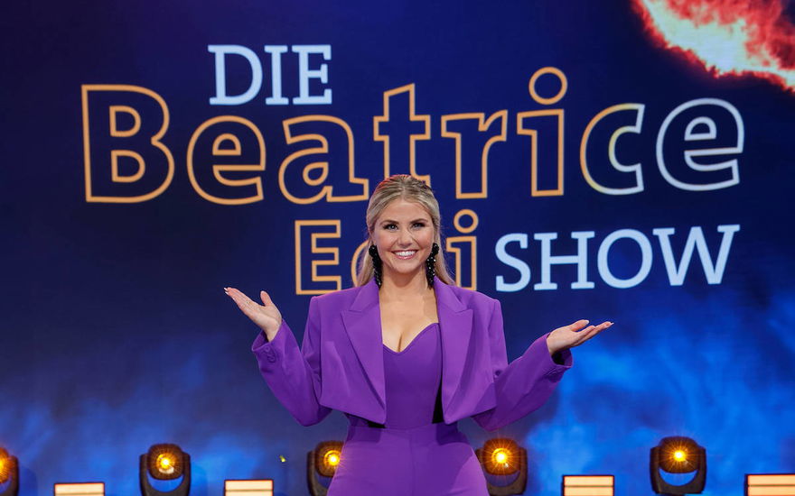 Beatrice Egli vor Logo der Beatrice Egli Show