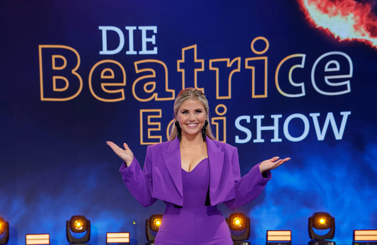 Beatrice Egli vor Logo der Beatrice Egli Show