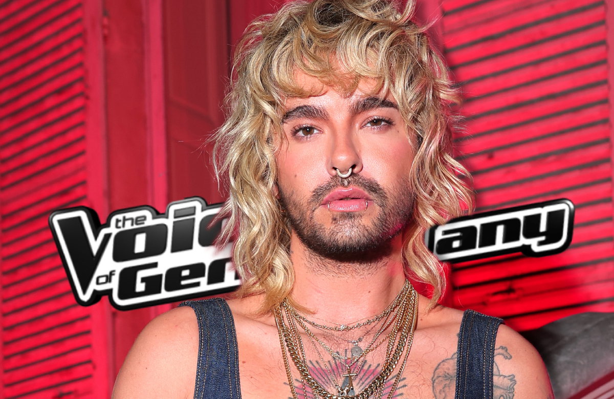 Bill Kaulitz mit ernstem Blick vor "The Voice of Germany"-Logo