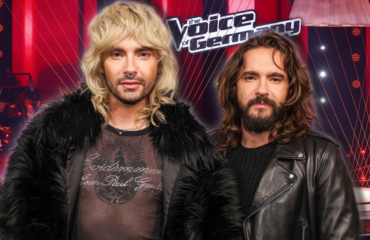 Bill Kaulitz und Tom Kaulitz vor dem "The Voice of Germany"-Logo