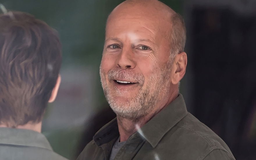 Bruce Willis lächelt
