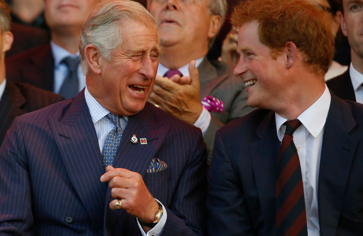 König Charles und Prinz Harry lachen ausgelassen