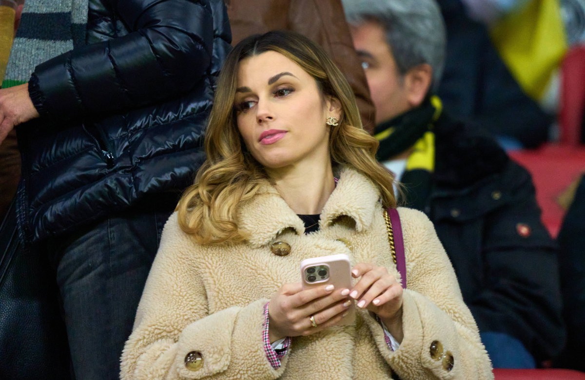 Christina Ginter mit Handy in der Hand
