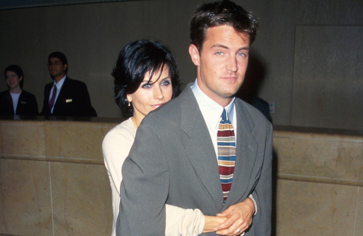 Courteney Cox umarmt Matthew Perry von hinten