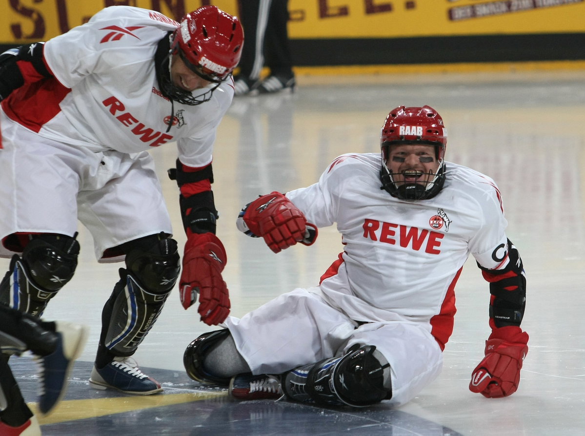 Stefan Raab beim "Deutschen Eisfußball" 2009