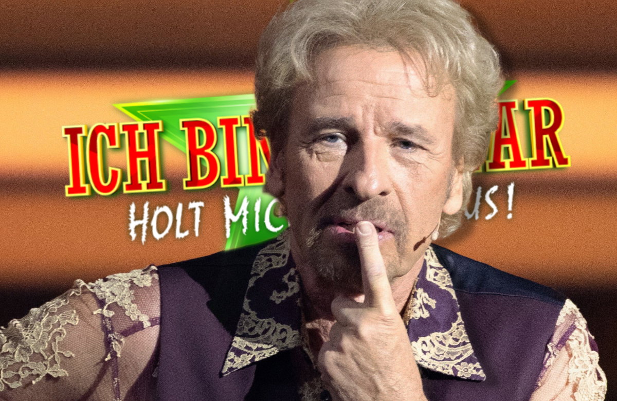 Thomas Gottschalk legt Finger auf die Lippen, im Hintergrund ist das Dschungelcamp-Logo zu erkennen