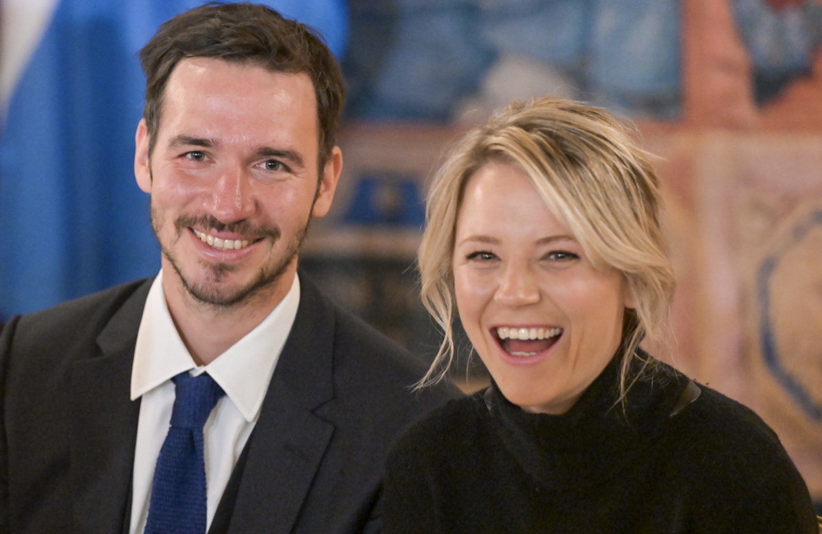 Felix und Miriam Neureuther lachen in die Kamera.