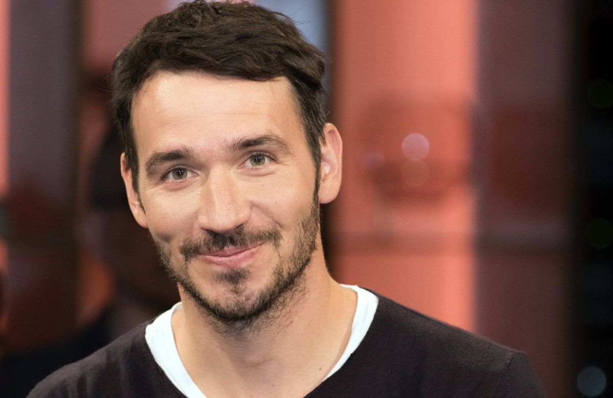 Felix Neureuther lächelt in die Kamera.