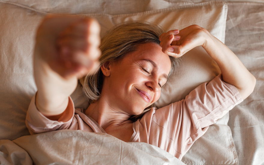 frau genießt anti-aging-effekt am morgen