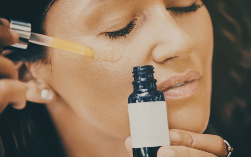 Frau Anti-Aging-Serum