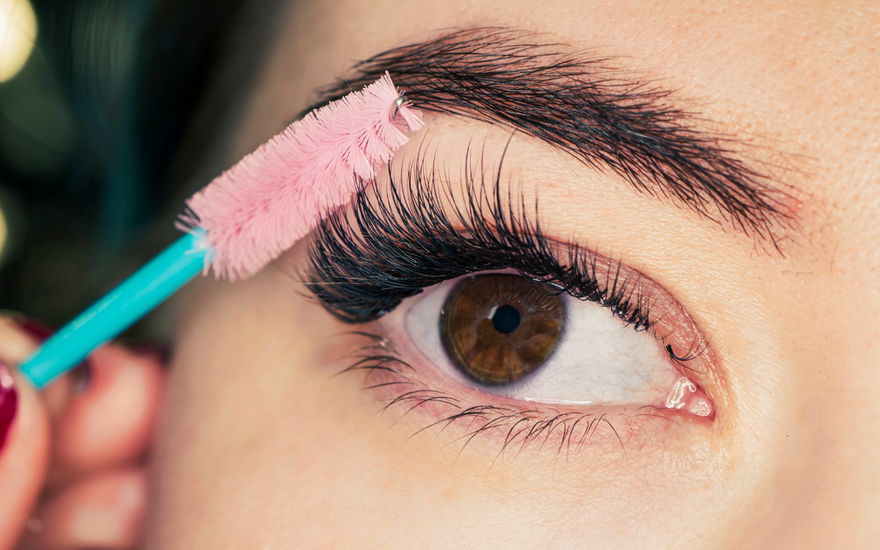 Frau nach Wimpernserum