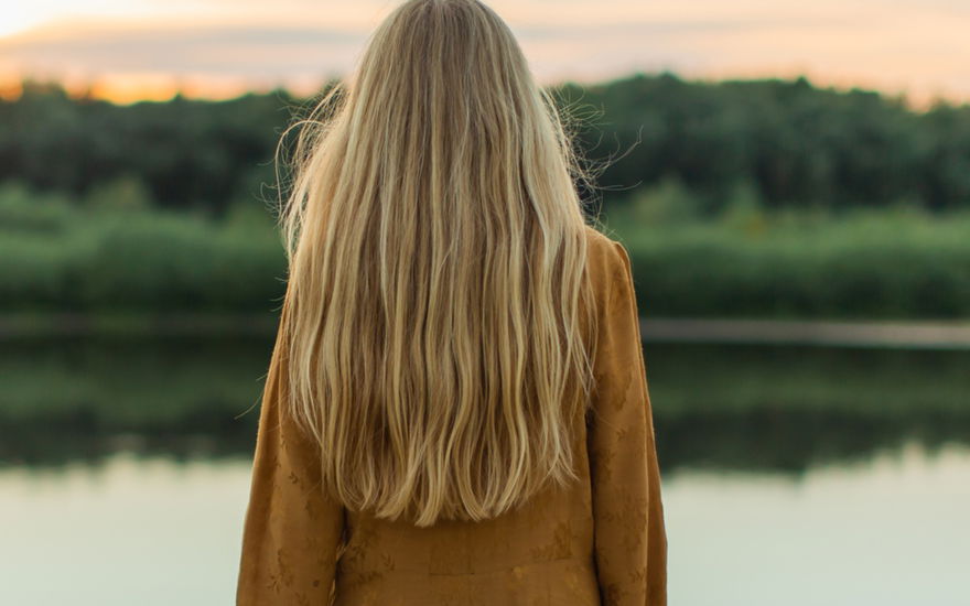 Frau mit Keratin-Haarpflege