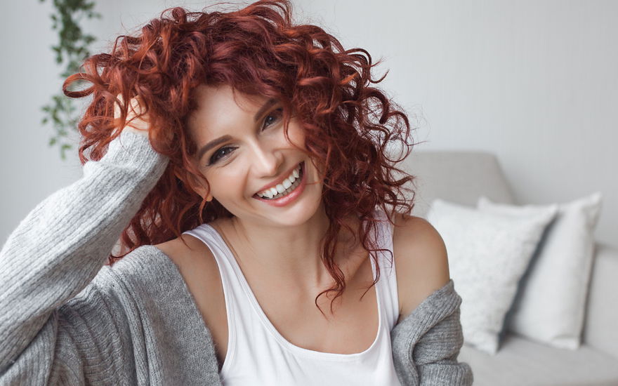 Frau pflegt Locken