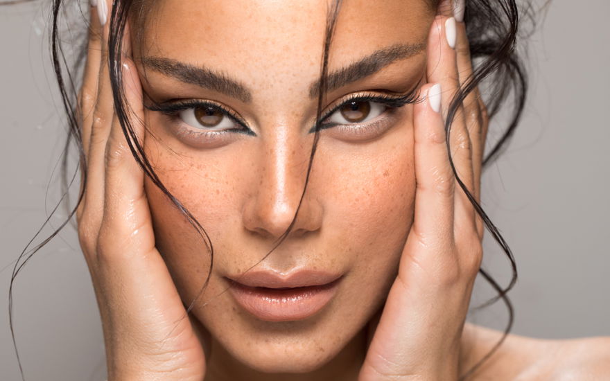 Frau mit Anti-Aging-Creme