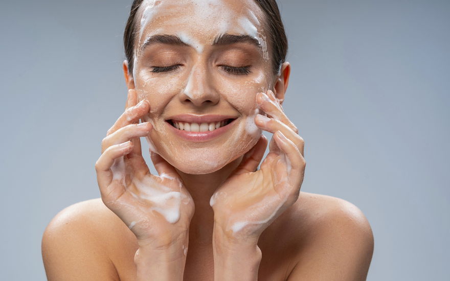 Frau mit BHA-Cleanser