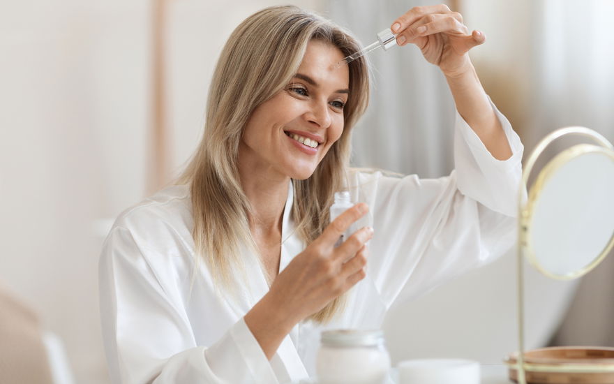Frau benutzt Anti-Aging-Serum