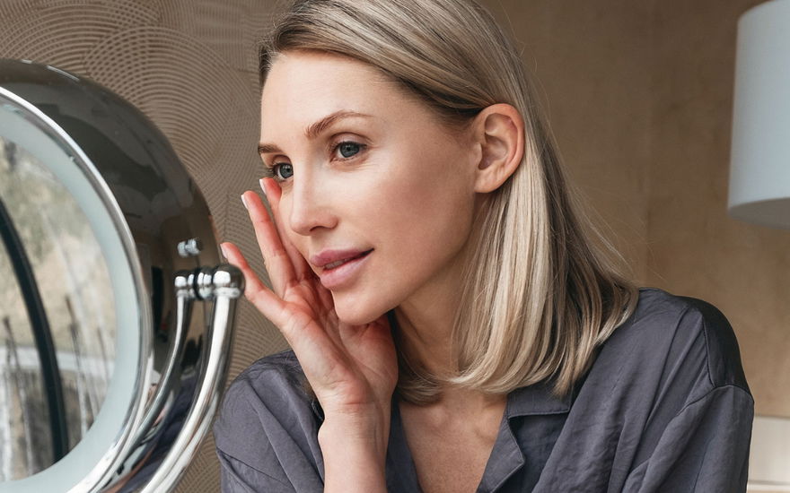 Frau ab 40 trägt Make-up auf