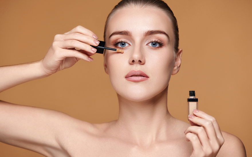 Frau mit dm-Bestseller-Concealer