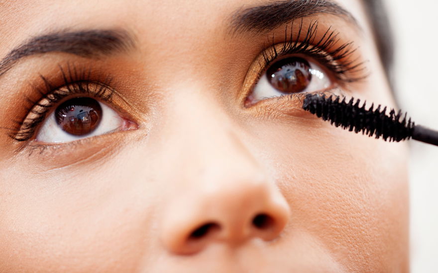 Frau benutzt Mascara-Bestseller von dm
