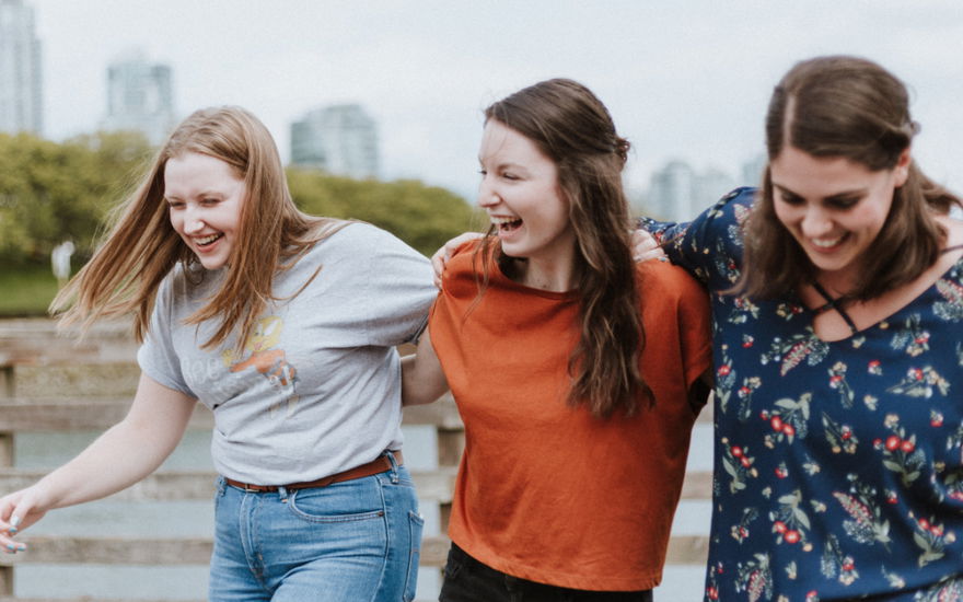 Freundinnen finden - drei junge Frauen lachen zusammen