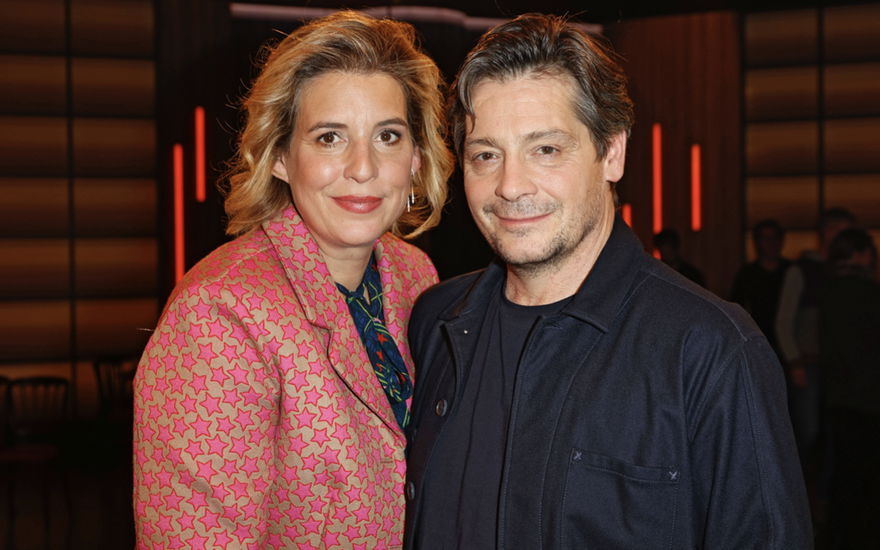 Elena Uhlig und Fritz Karl lächeln in die Kamera.